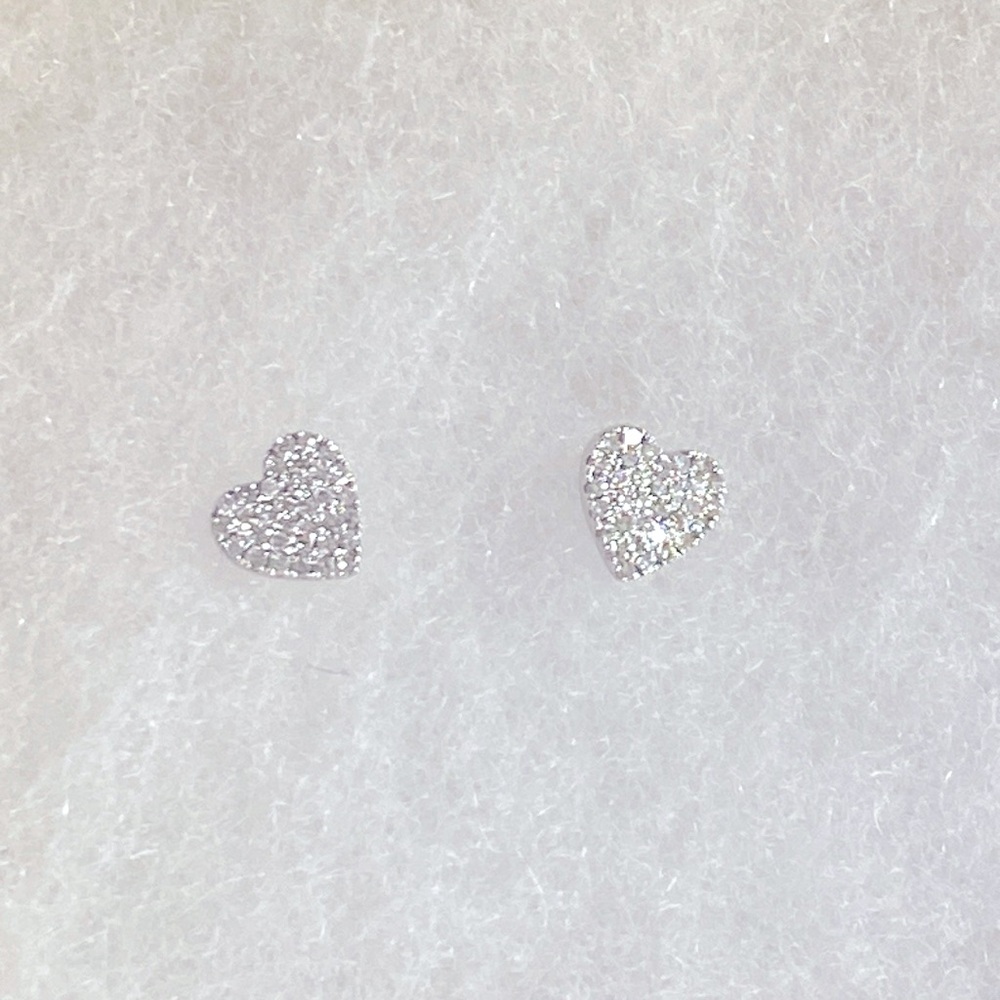 18kt solid white gold diamonds heart stud earrings